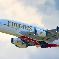 Samolot Emirates wzbija się w niebo. Zastanawiasz się, ile się leci do Dubaju?