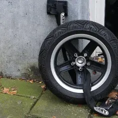 Kotwa do motocykla - jak wybrać najlepsze zabezpieczenie przed kradzieżą