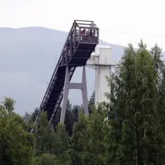 Skocznia narciarska w Karpaczu, gdzie leży to miasto, góruje nad lasem.
