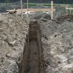 Dół pod fundament: Jak prawidłowo wykonać wykop? Poradnik