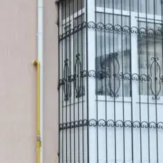 Jak zamontować kraty w oknach: 8 kroków do bezpieczeństwa