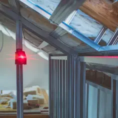 Jaką poziomicę laserową wybrać do sufitów podwieszanych dla precyzji?