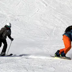 Co jest lepsze: narty czy snowboard? Porównanie dla początkujących
