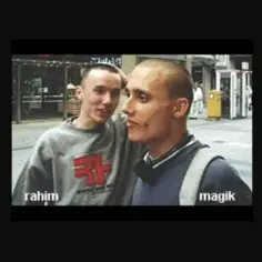 Dwóch młodych mężczyzn z krótkimi włosami, jeden z napisem "rahim", drugi z "magik".