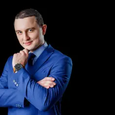 Elegancki mężczyzna w niebieskiej marynarce, idealne zdjęcie do CV.