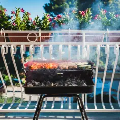Grill jednorazowy na balkonie - co musisz wiedzieć, aby nie narazić się sąsiadom