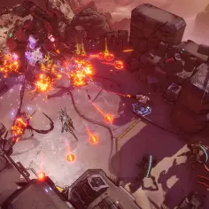 Intensywna walka w grze crpg Space Punks. Postacie strzelają, wybuchają płomienie, a wrogowie atakują.