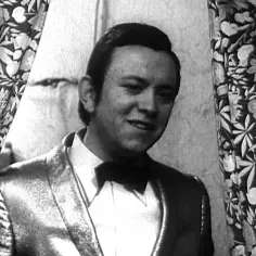 Zbigniew Buczkowski w błyszczącej marynarce, gotowy do kolejnych filmów, seriali i programów.