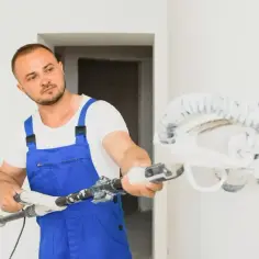 Jak skutecznie poradzić sobie z nierównymi ścianami w domu