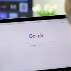 Jak podłączyć MacBooka do telewizora bezprzewodowo i uniknąć problemów