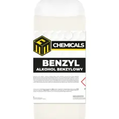 Butelka z białym płynem i etykietą z napisem "BENZYL ALKOHOL BENZYLOWY". Produkt stosowany w produkcji aromatów i jako konserwant.