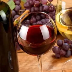 Czy czerwone wino podnosi ciśnienie? Odkryj ukryte skutki zdrowotne