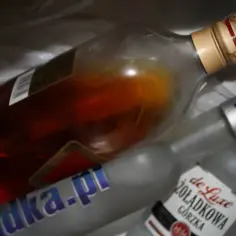 Poznaj zabawny tekst piosenki Kto pije wódkę jest alkoholikiem: historia utworu