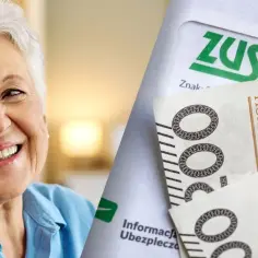 Uśmiechnięta starsza pani obok dokumentów ZUS i banknotów 500 zł. Dyskusja na forum: przeliczenie emerytury po 65 roku życia.