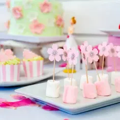 Jak przystroić stół na urodziny: 9 inspirujących pomysłów