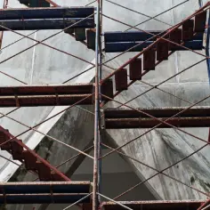 Rusztowanie typu Warszawa – bezpieczne i efektywne rozwiązania budowlane