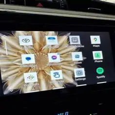 Ekran samochodu z ikonami aplikacji, w tym Toyota, Maps, Spotify i Phone. Wygląda na to, że trwa android auto aktualizacja.