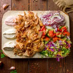 Pyszna shoarma z kurczaka na placku z warzywami i sosami. Idealna na szybki i sycący posiłek.