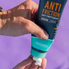 Krem Aptonia Anti Friction zapobiega otarciom na udach podczas wysiłku.