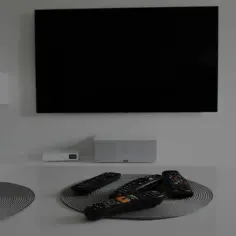 Pilot do telewizora leży na stole, gotowy do zmiany źródła sygnału. Jak przełączyć telewizor na HDMI?