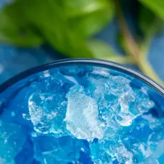Najlepsze przepisy na drinki z bols blue, które zachwycą Twoich gości