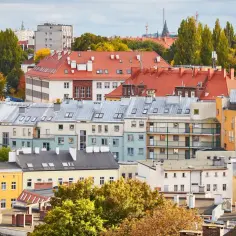 Widok na kamienice w Szczecinie, jesienne drzewa. Ceny mieszkań Szczecin mogą być tu atrakcyjne.