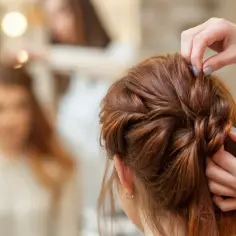 Elegancka fryzura dla mamy na komunię, warkocz zaplatany przez stylistkę.