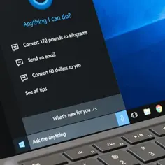 Ekran z asystentem Cortana, który jest częścią instalatora Windows 10. Można tu zobaczyć przykładowe polecenia, np. "Convert 172 pounds to kilograms".