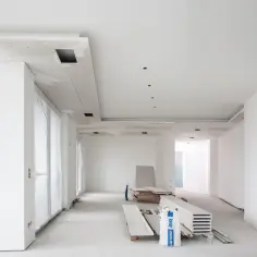 Budowa wnętrza z sufitami podwieszanymi i materiałami budowlanymi, w tym płyta gipsowo kartonowa grubości.