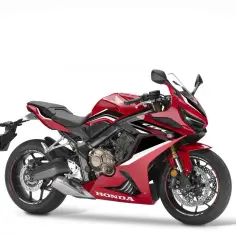Sportowy motocykl Honda CBR 650 w czerwono-czarnej kolorystyce, gotowy do jazdy po krętych drogach.