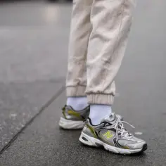 Jakie buty do spodni z gumką na dole - stylizacje, które zachwycą