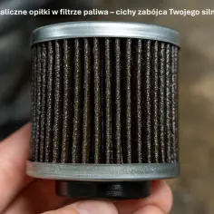 Metaliczne opiłki w filtrze paliwa – cichy zabójca Twojego silnika. Widoczne zanieczyszczenia mogą świadczyć o zużyciu podzespołów.