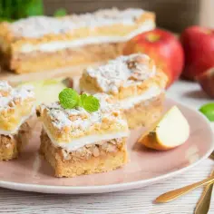 Pyszna szarlotka na kruchym cieście - łatwy przepis krok po kroku