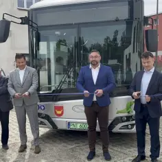 Uroczyste przecięcie wstęgi przed nowym autobusem, symbolizującym rozwój komunikacji miejskiej w Nowym Tomyślu.