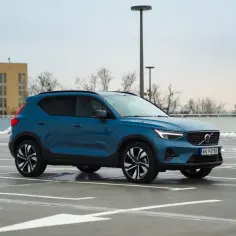 Niebieskie Volvo XC40 na parkingu. Czy wady tego modelu są widoczne na pierwszy rzut oka?