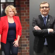 Kobieta w czerwonej marynarce i mężczyzna w garniturze. Czy to początek bosacki romans z posłanka?