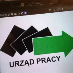 Płatny staż z urzędu pracy: ile wynosi stypendium stażowe w 2024? Na ekranie telefonu widoczny jest symbol Urzędu Pracy.