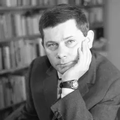 Portret Zbigniewa Herberta, poety, eseisty, autora bogatej biografii intelektualnej, z dłonią opartą o policzek.
