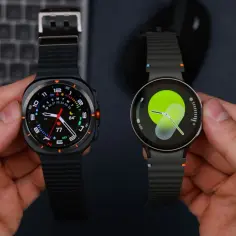 Dwa smartwatche w dłoniach. Jeden z nich, z czarnym paskiem, wyświetla szczegółowe dane, jakby był najlepszy smartwatch. Drugi, z zieloną tarczą, prezentuje minimalistyczny design.