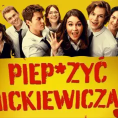Grupa młodych ludzi i starszy mężczyzna na tle napisu "Pieprzyć Mickiewicza 3".