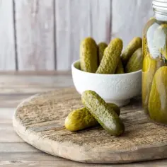Jakie przyprawy do kiszenia ogórków, aby uzyskać idealny smak?
