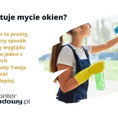 Kobieta w żółtych rękawiczkach myje okno niebieską ściereczką i spryskiwaczem.