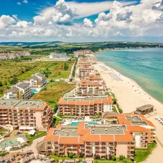 Bułgaria czas lotu: widok z lotu ptaka na kurort z hotelami, basenami i plażą nad Morzem Czarnym.