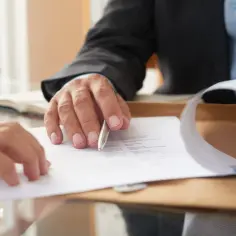 Czym się różni umowa o pracę od umowy zlecenia - kluczowe różnice