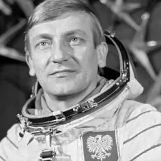 Portret Mirosława Hermaszewskiego, pierwszego Polaka w kosmosie, w skafandrze kosmicznym z godłem Polski.
