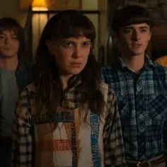 Grupa przyjaciół z Stranger Things 4, w tym Eleven, Will i Mike, wygląda na zaniepokojoną.