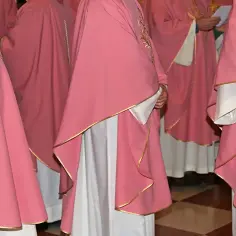 Jaki jest kolor szat liturgicznych w adwencie? Odkryj jego znaczenie