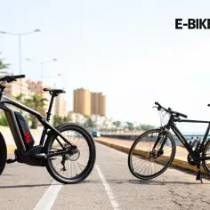 Porównanie wagi roweru elektrycznego i zwykłego roweru. E-bike z baterią jest cięższy, ale oferuje wspomaganie.