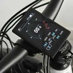 Wyświetlacz roweru elektrycznego pokazuje prędkość 0 km/h, dystans 15.7 km i poziom baterii 57%. Idealna jaka nawigacja na rower dla każdego miłośnika dwóch kółek.