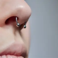 Kolczyk w nosie, podkowa. Dowiedz się, jak dbać o septum, by było zdrowe i piękne.